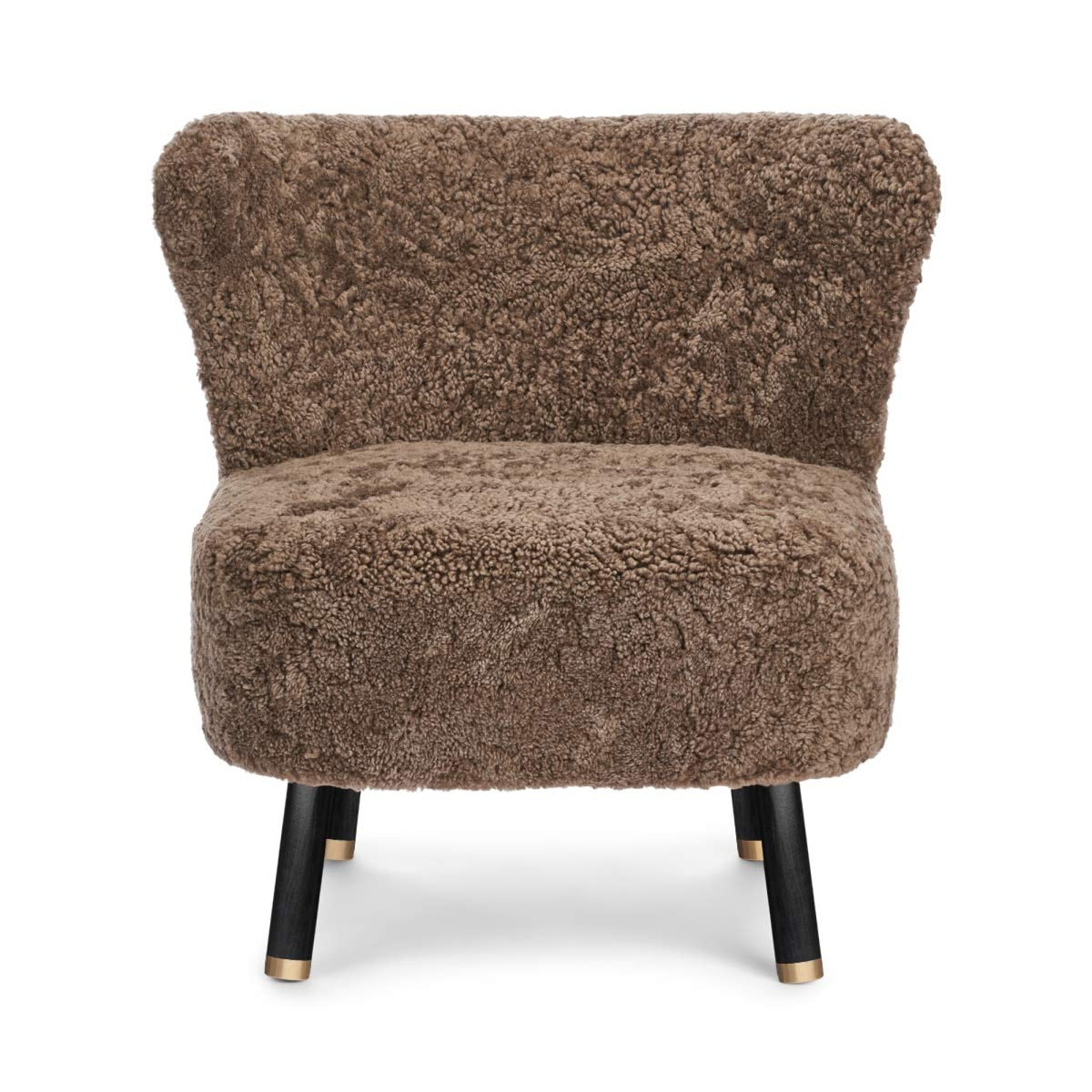 Emil Lounge Chair | Lyhyt villa Taupe / Mustat pyökkijalat messingillä