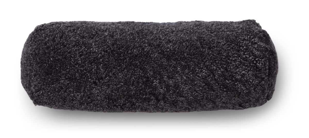 Bolster-tyyny | Lyhyt villa | Lampaannahka | D20xL52 cm Antrasiitti