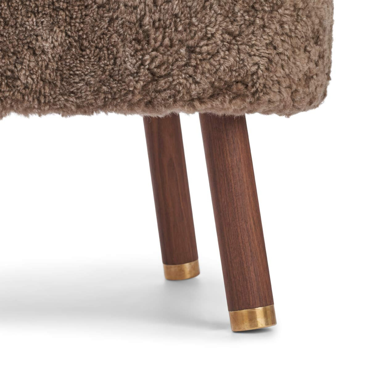 Emil Lounge Chair | Lyhyt villa Taupe / Pähkinäpuujalat messingillä