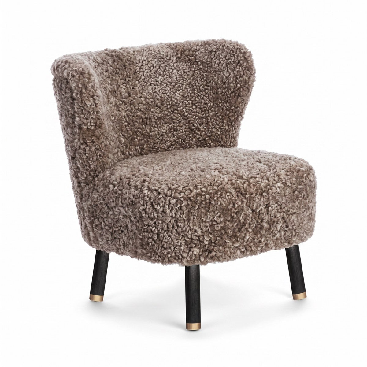 Emil Lounge Chair | Lyhyt villa Cappuccino / Mustat pyökkijalat messingillä