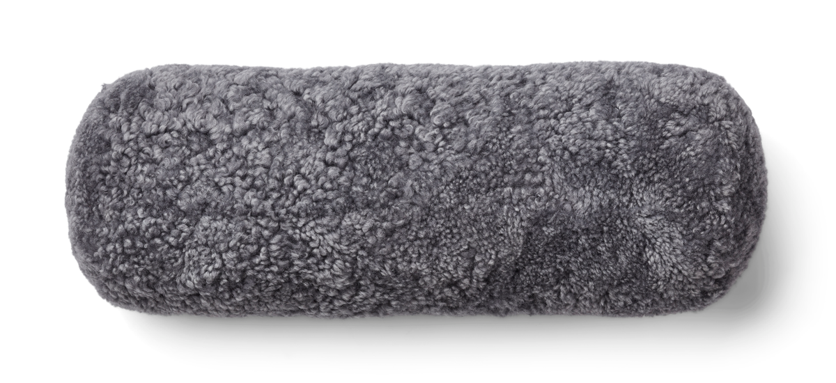 Bolster-tyyny | Lyhyt villa | Lampaannahka | D20xL52 cm Vaaleanharmaa