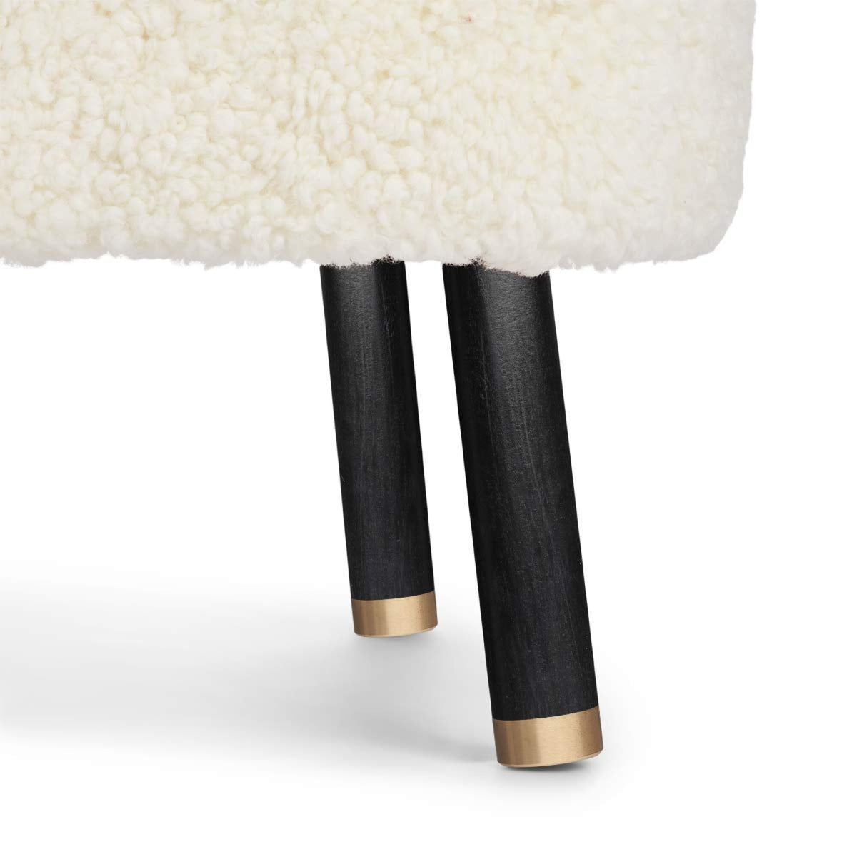 Emil Lounge Chair | Lyhyt villa Norsunluu / Mustat pyökkijalat messingillä