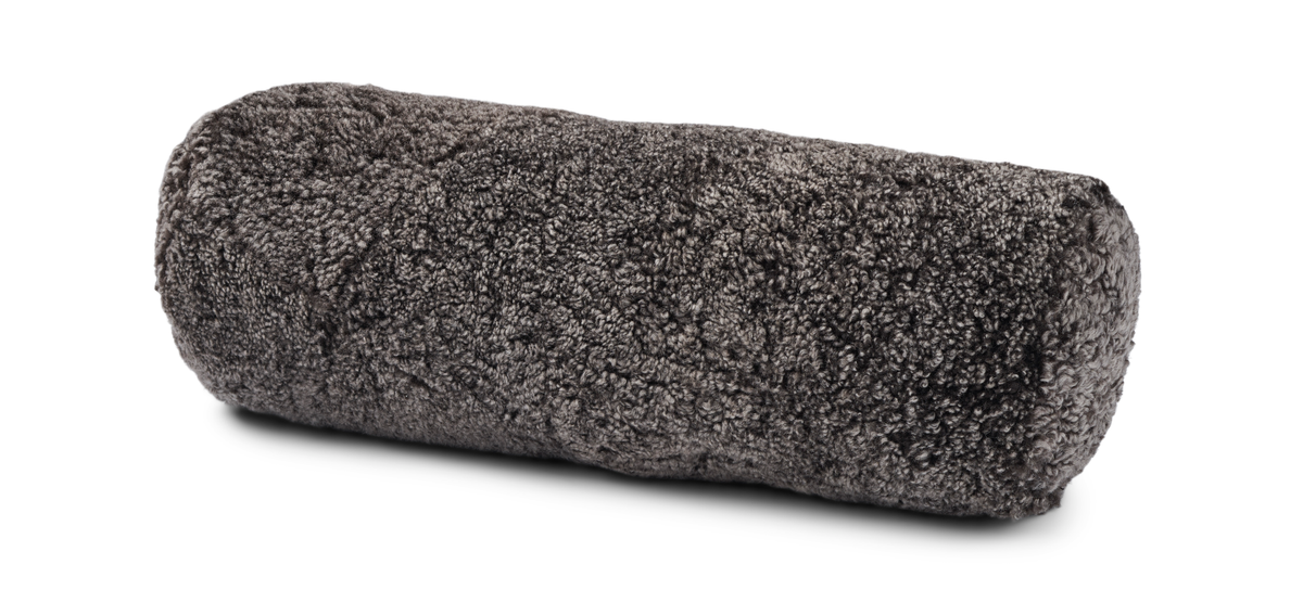 Bolster-tyyny | Lyhyt villa | Lampaannahka | D20xL52 cm Cappuccino