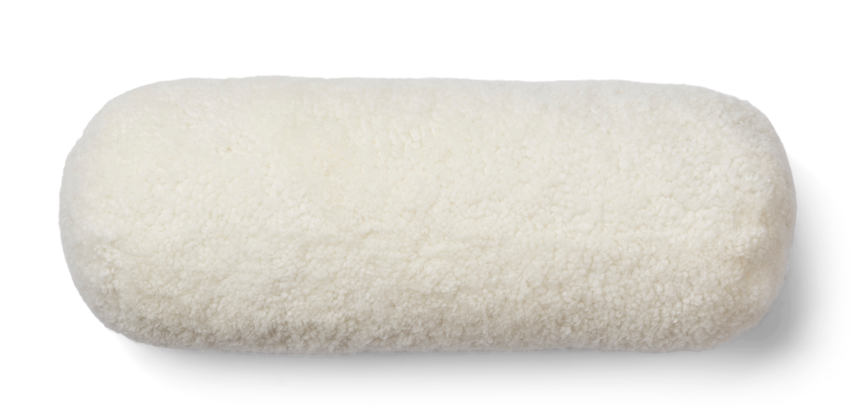 Bolster-tyyny | Lyhyt villa | Lampaannahka | D20xL52 cm Norsunluu