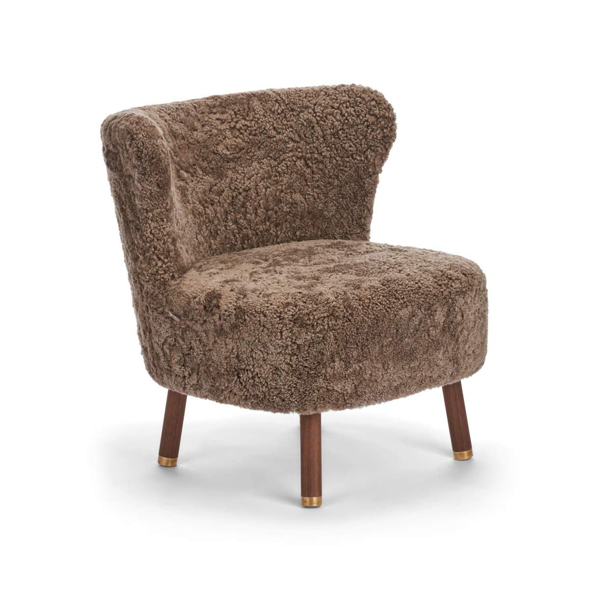 Emil Lounge Chair | Lyhyt villa Taupe / Pähkinäpuujalat messingillä
