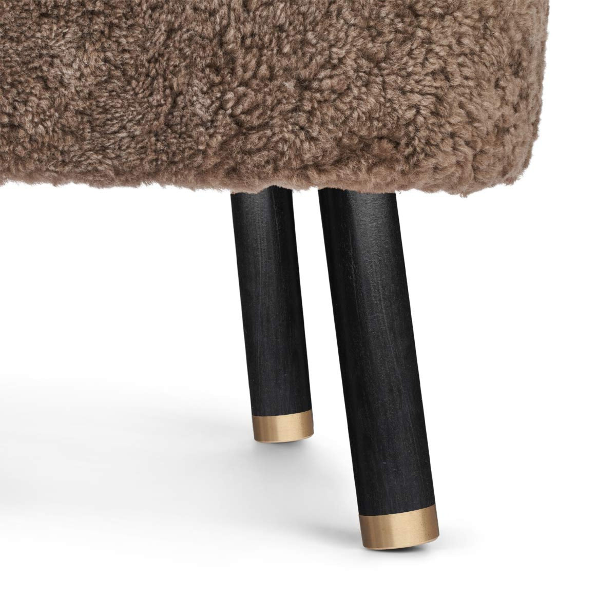 Emil Lounge Chair | Lyhyt villa Taupe / Mustat pyökkijalat messingillä