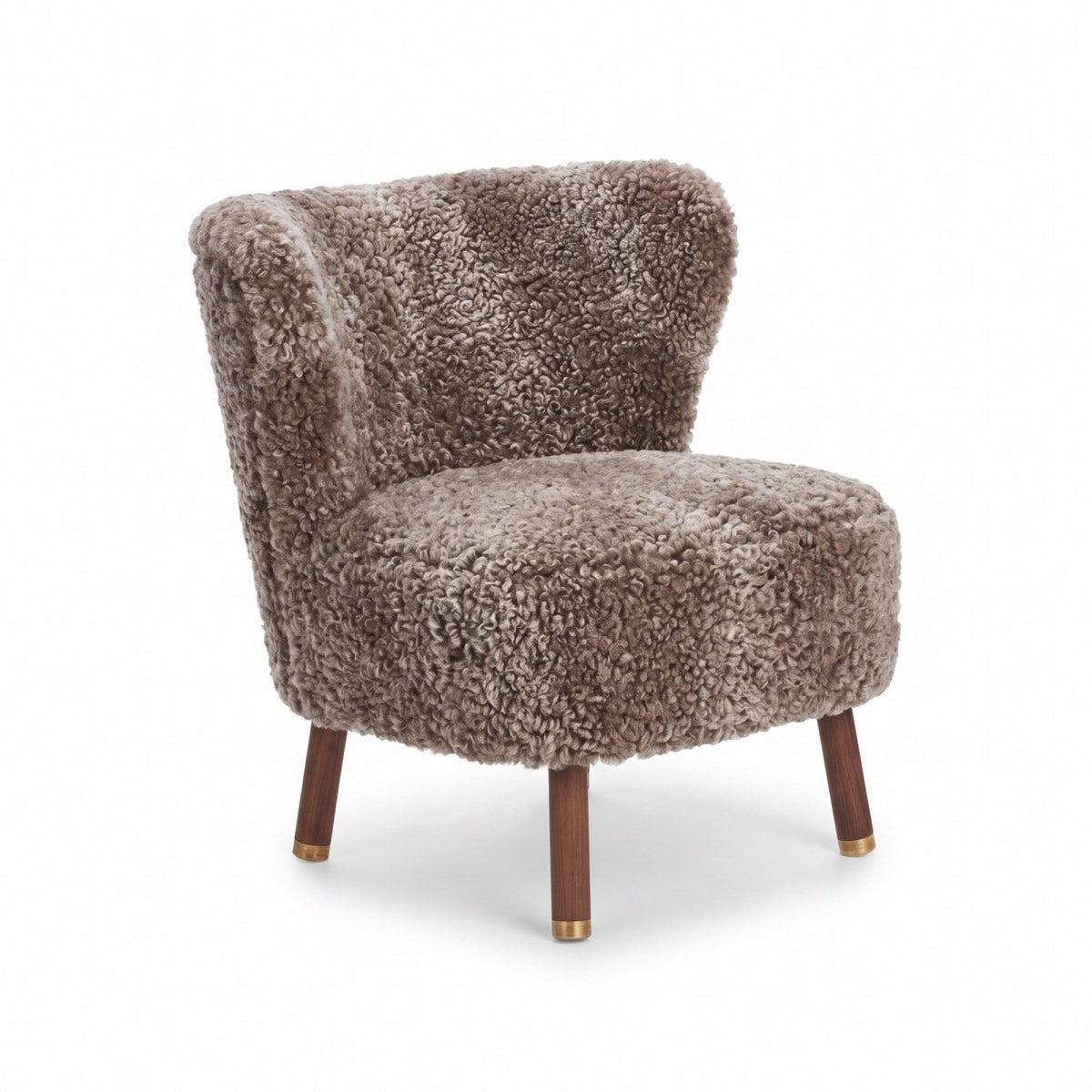 Emil Lounge Chair | Lyhyt villa Cappuccino / Pähkinäpuujalat messingillä