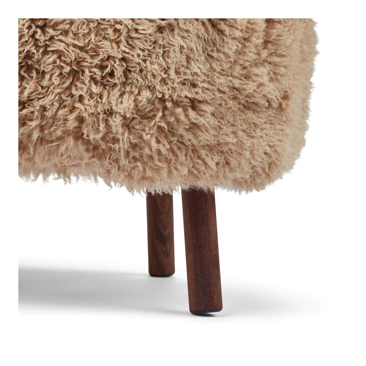 Emil Lounge Chair | Pitkä Villa Hunaja / Pähkinäpuujalat
