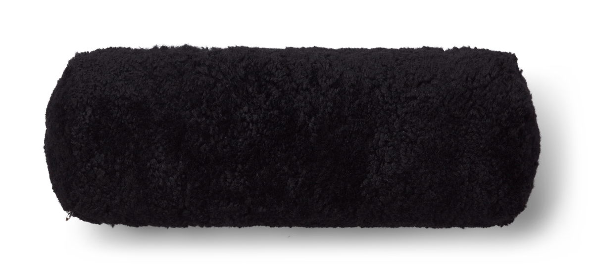 Bolster-tyyny | Lyhyt villa | Lampaannahka | D20xL52 cm Musta
