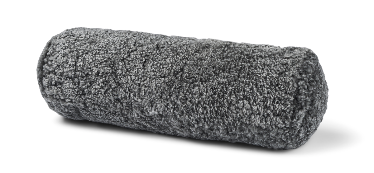 Bolster-tyyny | Lyhyt villa | Lampaannahka | D20xL52 cm