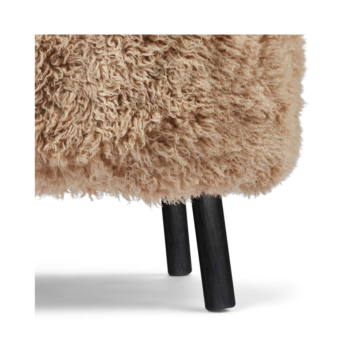 Emil Lounge Chair | Pitkä Villa Hunaja / Mustat pyökkijalat