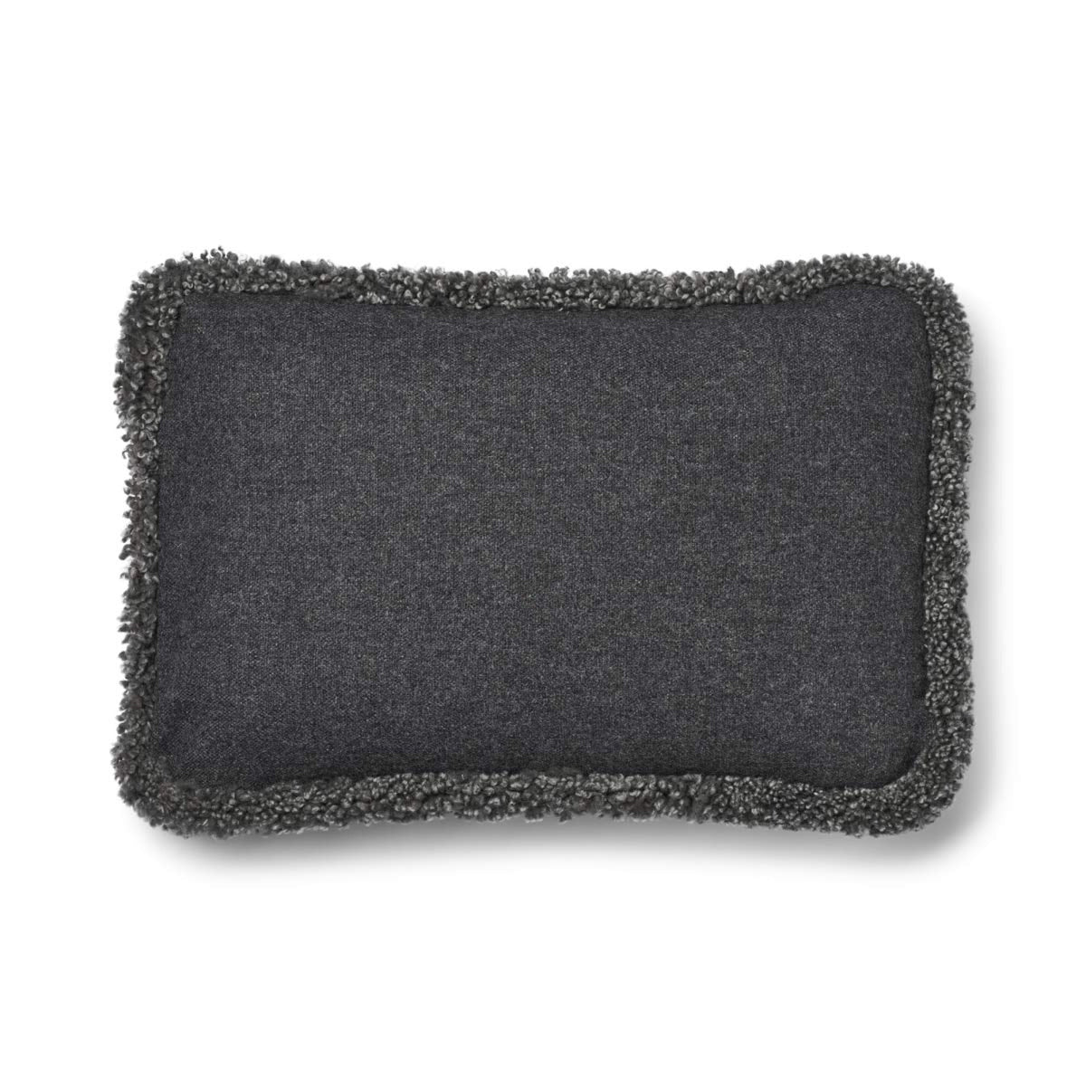 Lyhyen villan lampaannahkareunuksella koristeltu villatyyny | SW-reunus | 52x52 cm | 34x52 cm Kallio/Grafiitti / 34x52 cm