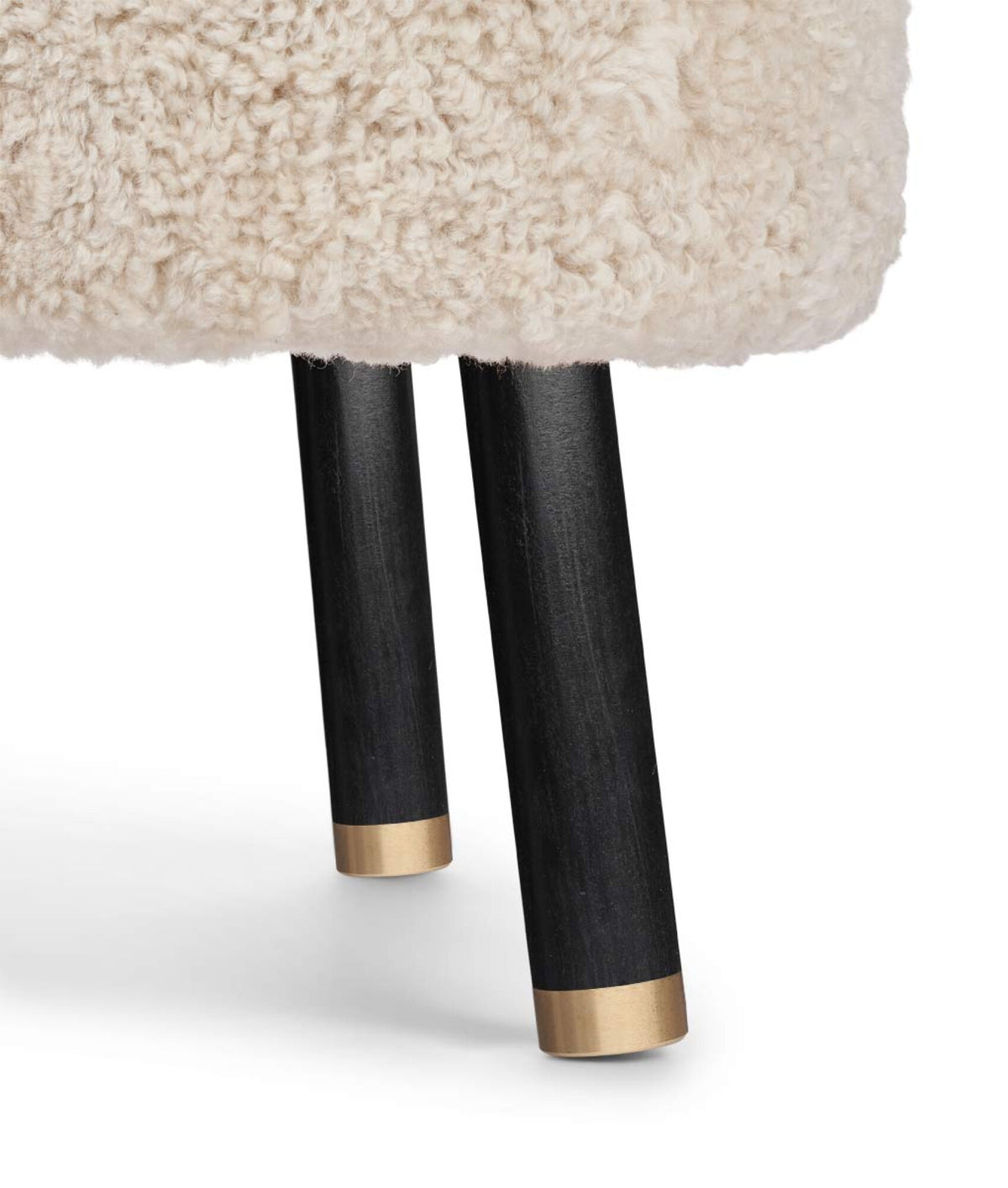 Emil Lounge Chair | Lyhyt villa Helmi / Mustat pyökkijalat messingillä