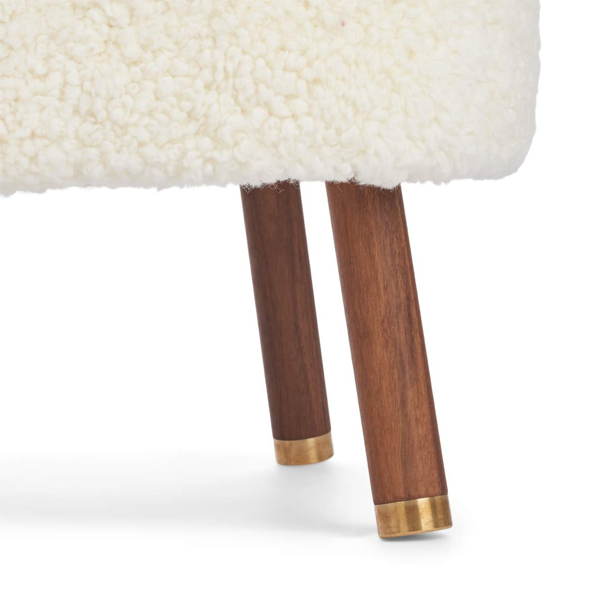 Emil Lounge Chair | Lyhyt villa Norsunluu / Pähkinäpuujalat messingillä
