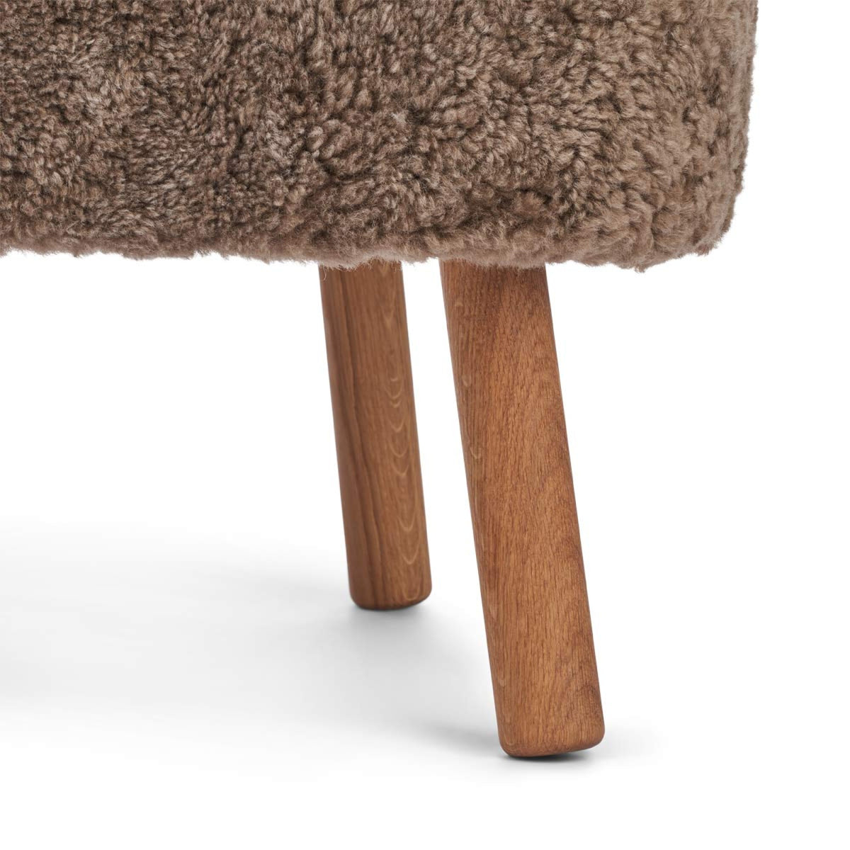 Emil Lounge Chair | Lyhyt villa Taupe / Tammijalat