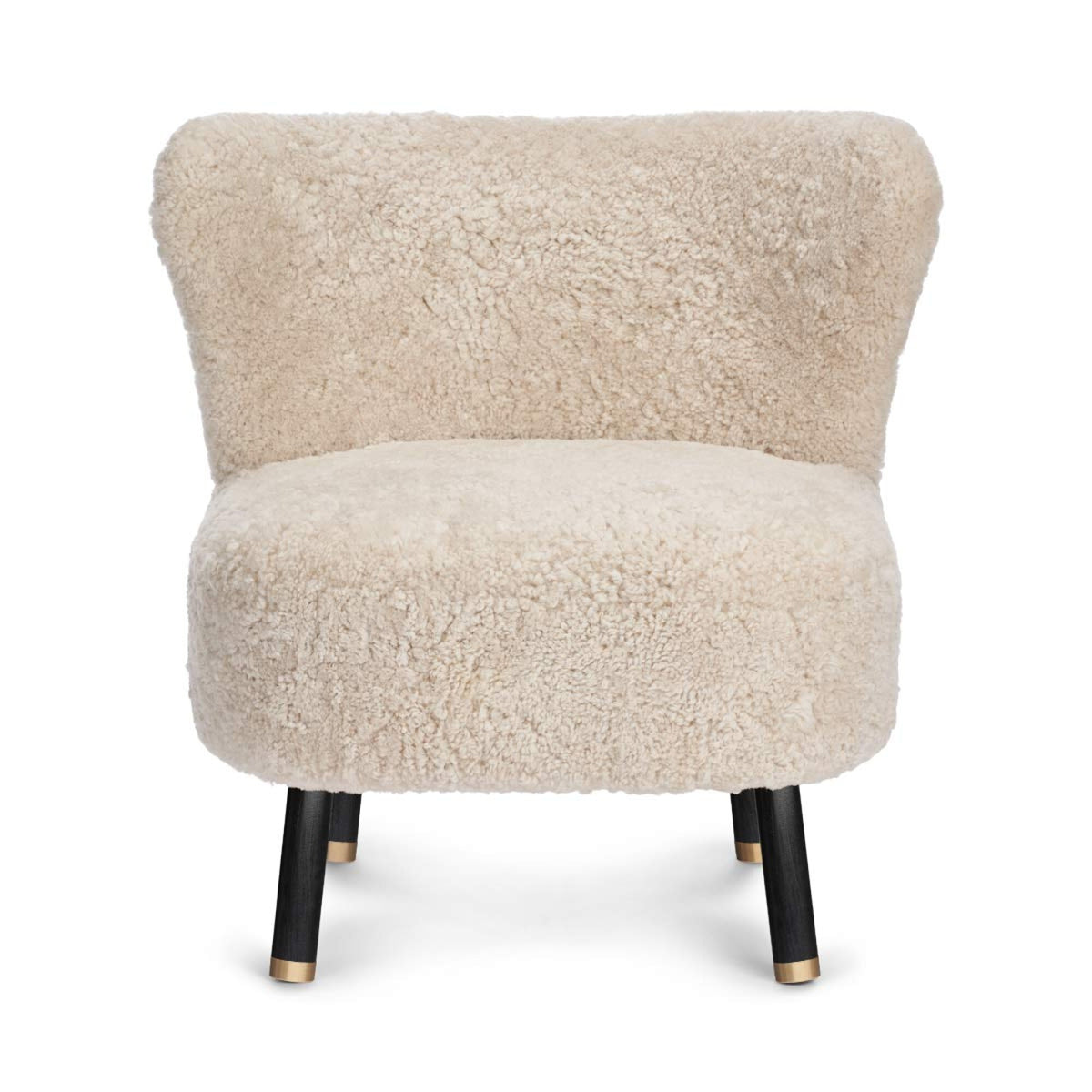 Emil Lounge Chair | Lyhyt villa Helmi / Mustat pyökkijalat messingillä