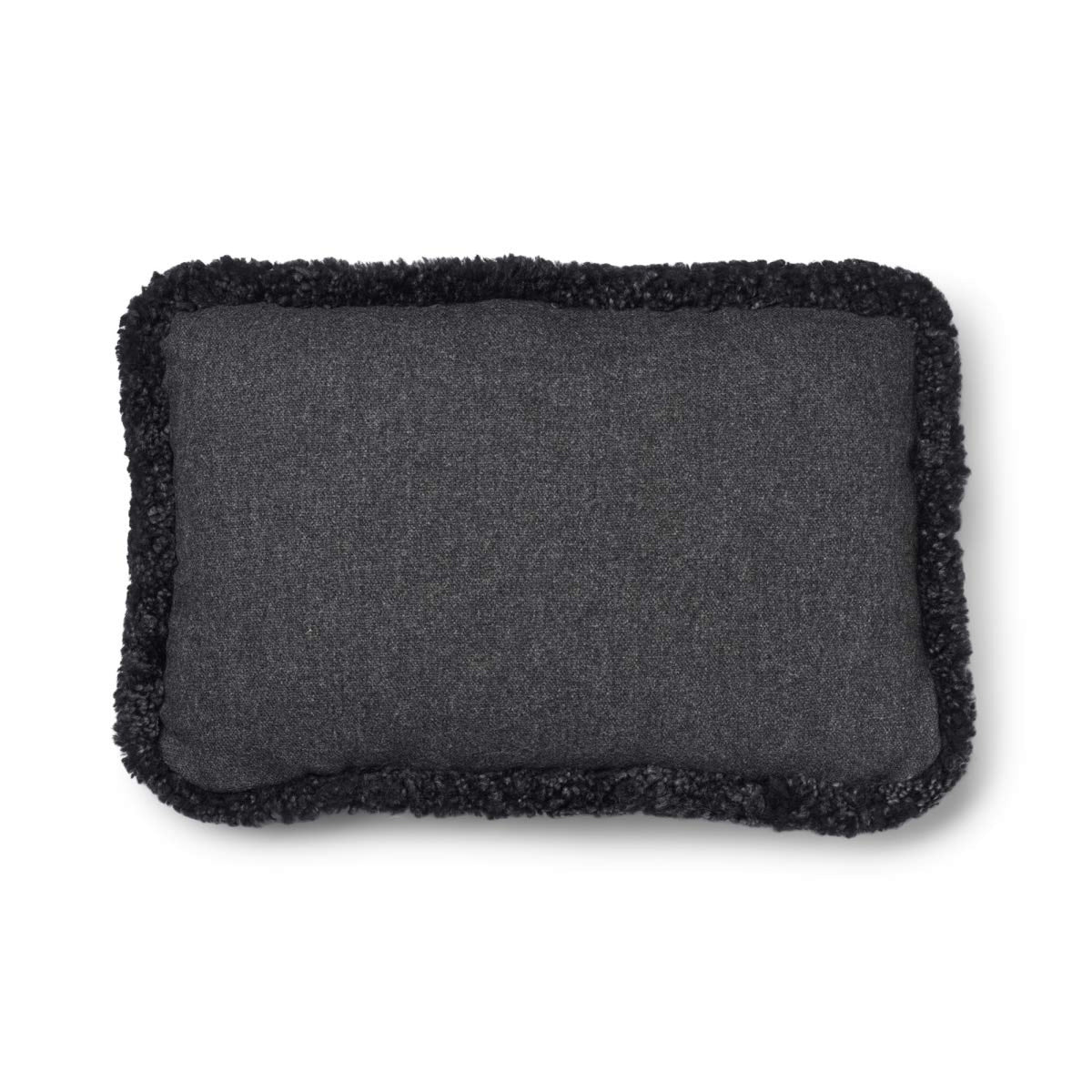 Lyhyen villan lampaannahkareunuksella koristeltu villatyyny | SW-reunus | 52x52 cm | 34x52 cm Hiili/Antrasiitti / 34x52 cm
