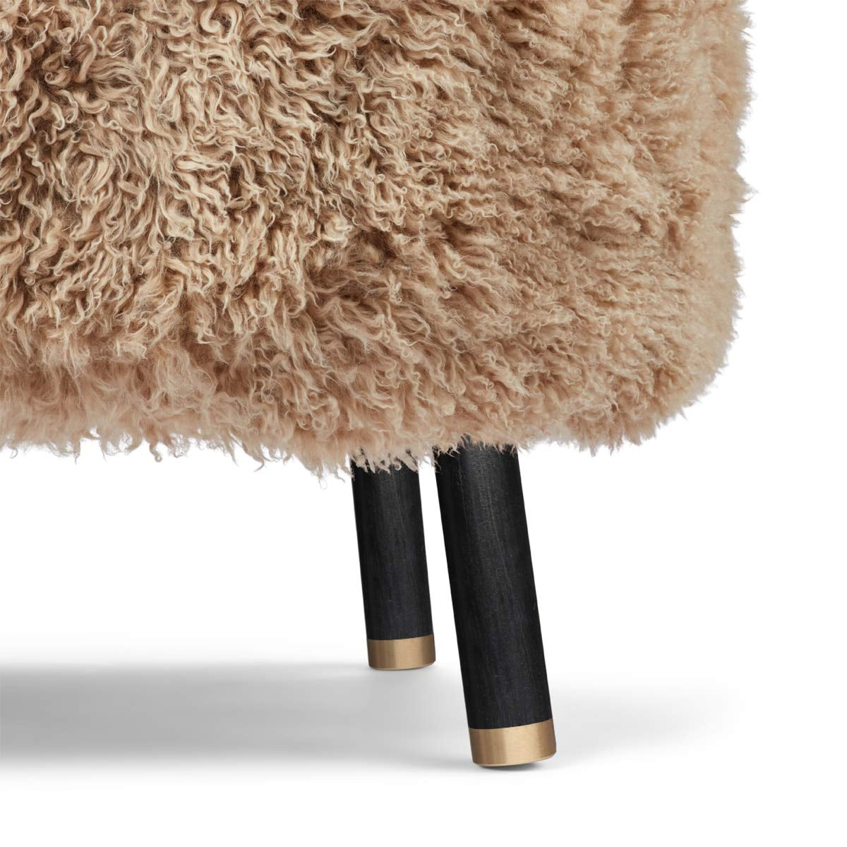 Emil Lounge Chair | Pitkä Villa Hunaja / Mustat pyökkijalat messingillä