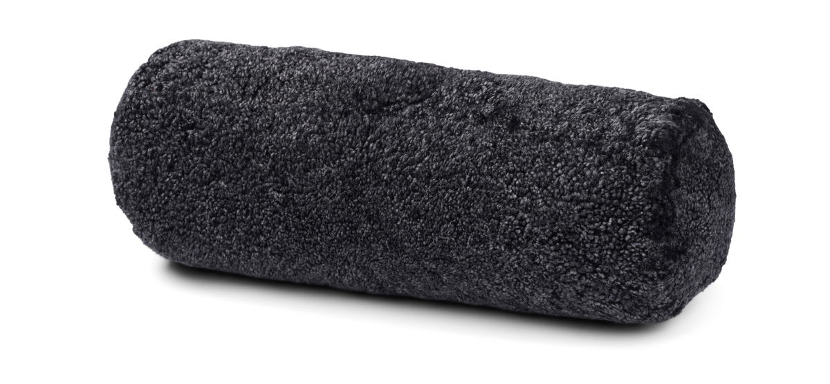 Bolster-tyyny | Lyhyt villa | Lampaannahka | D20xL52 cm Antrasiitti
