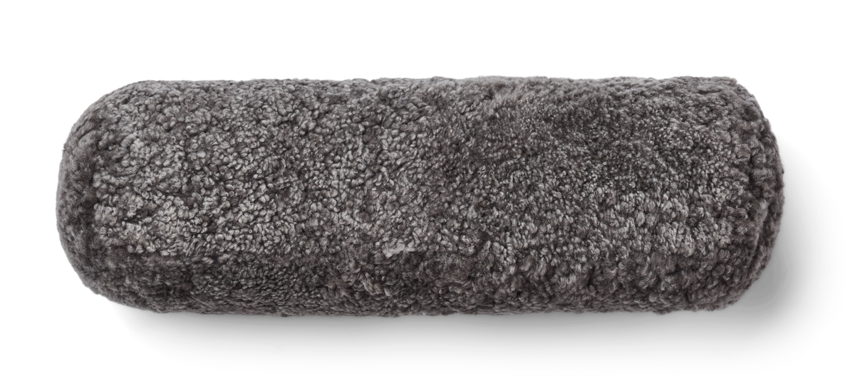 Bolster-tyyny | Lyhyt villa | Lampaannahka | D20xL52 cm Grafiitti