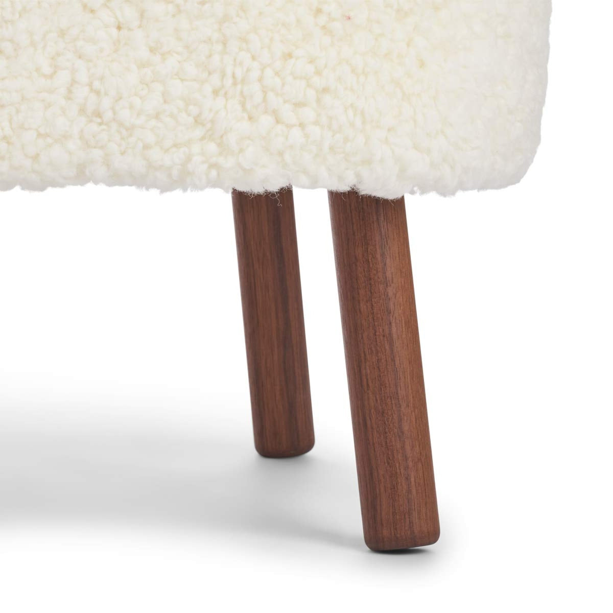 Emil Lounge Chair | Lyhyt villa Norsunluu / Pähkinäpuujalat