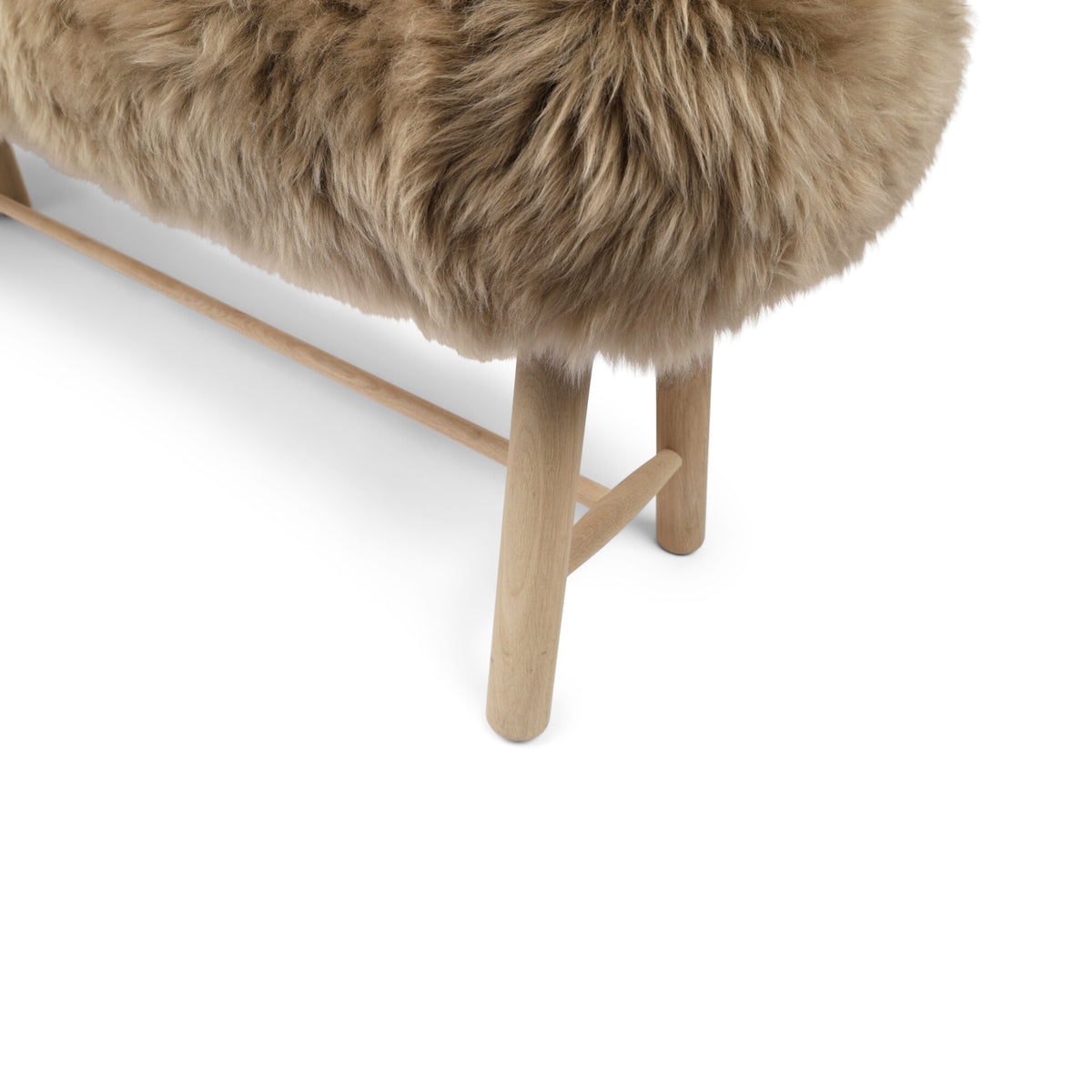Theo-penkki | Uusiseelantilainen pitkä villa lampaannahka | 140x35x45 cm Taupe / Tammijalat