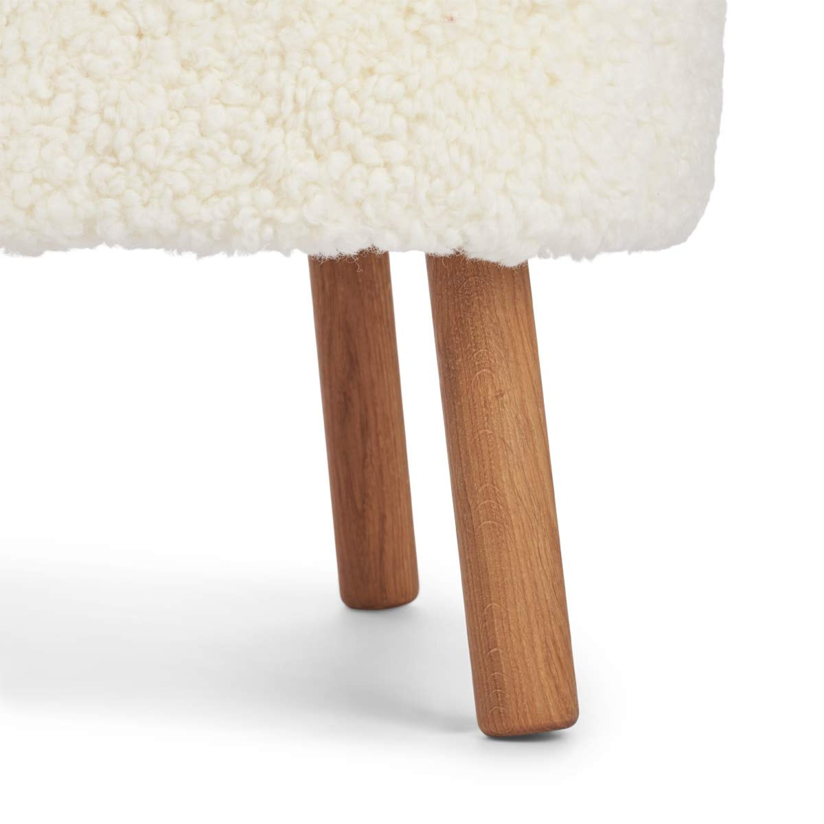 Emil Lounge Chair | Lyhyt villa Norsunluu / Tammijalat