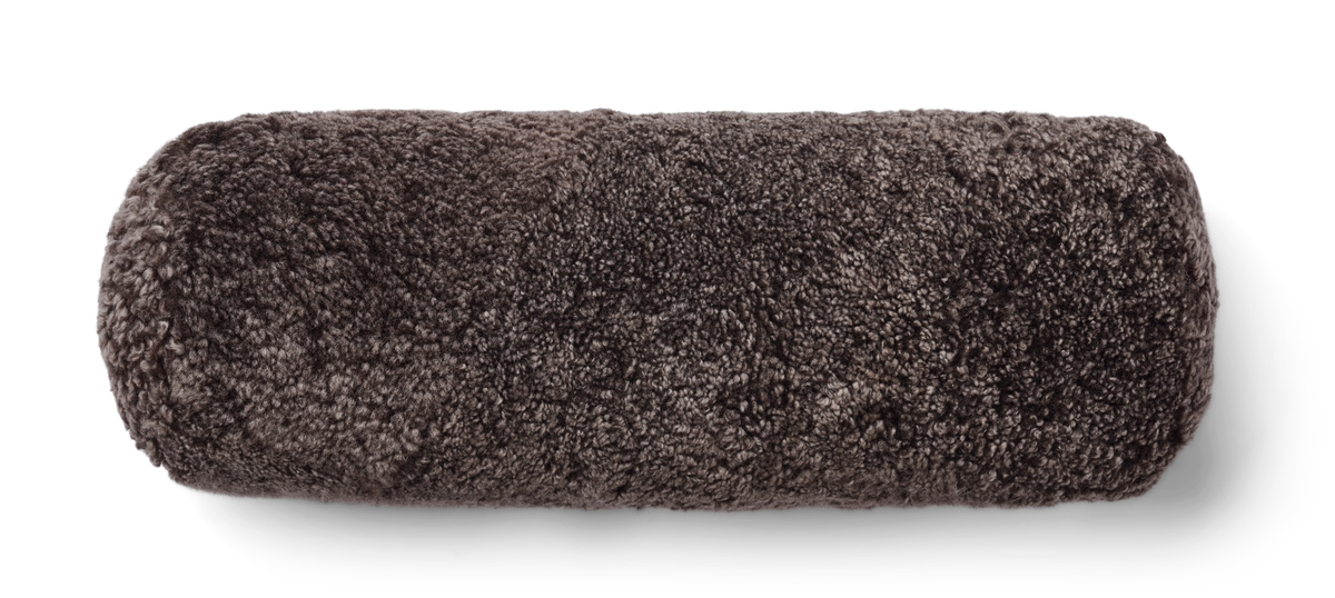 Bolster-tyyny | Lyhyt villa | Lampaannahka | D20xL52 cm Cappuccino