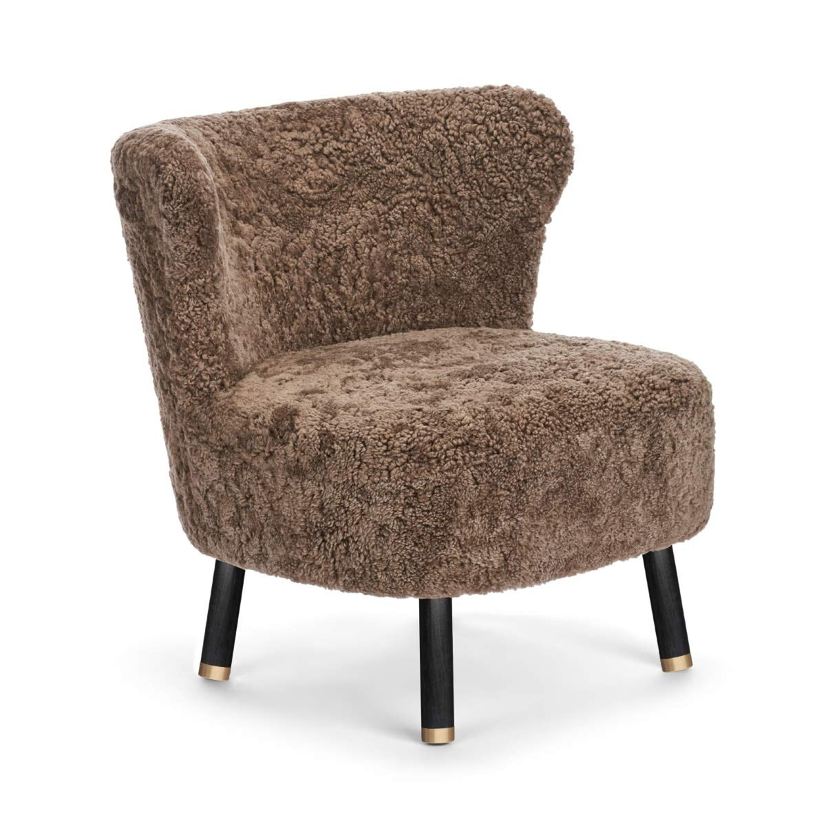 Emil Lounge Chair | Lyhyt villa Taupe / Mustat pyökkijalat messingillä