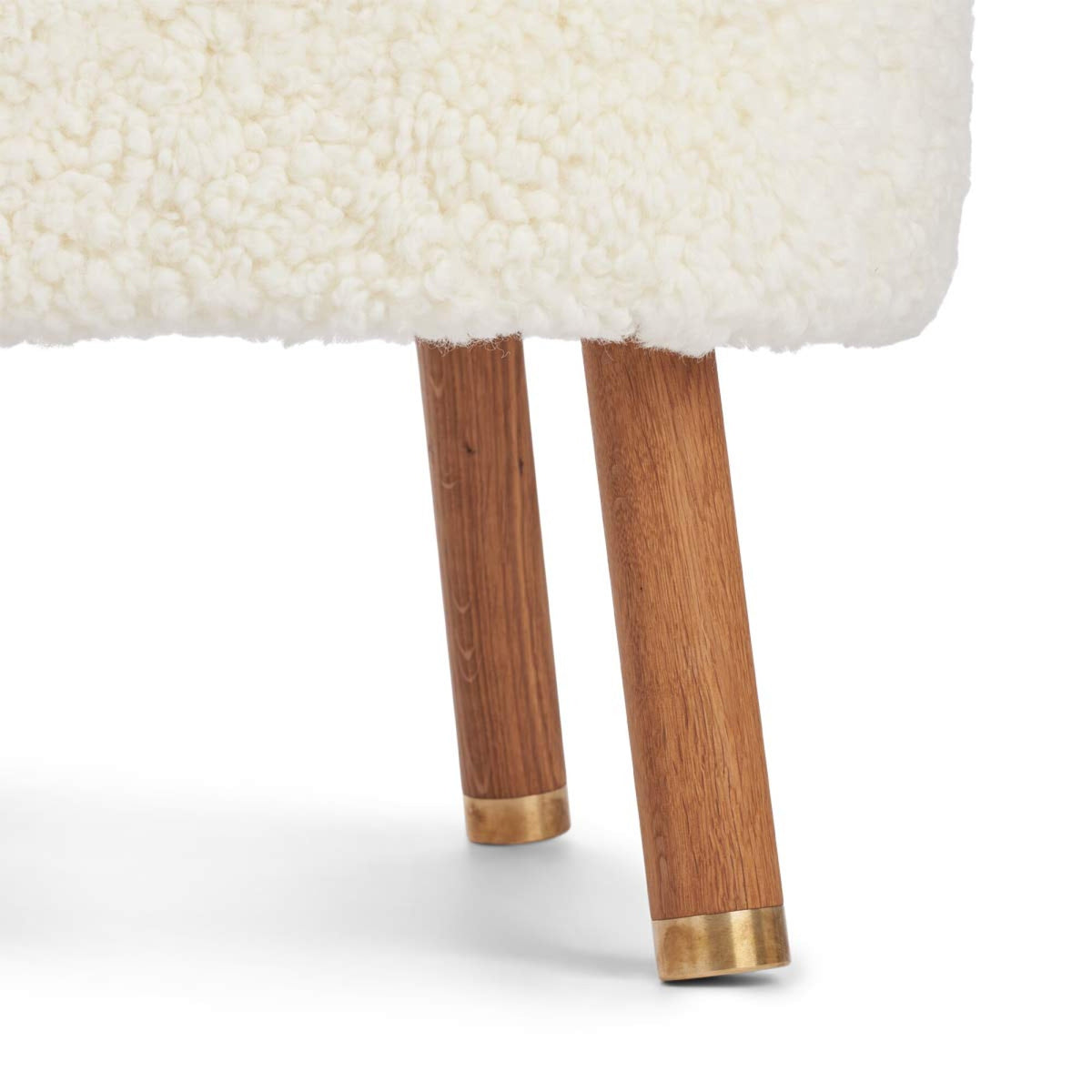 Emil Lounge Chair | Lyhyt villa Norsunluu / Tammijalat messingillä